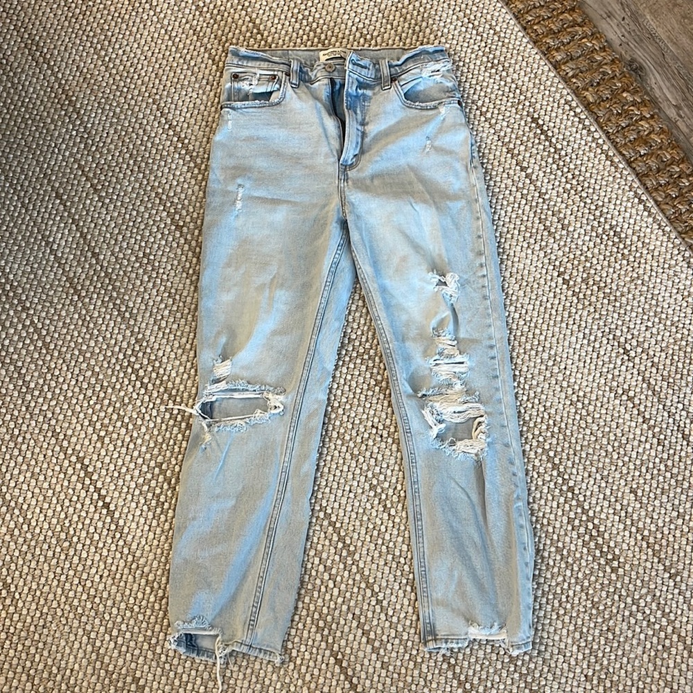 Abercrombie & Fitch— The Ankle Straight Ultra High Rise. Size 28/6R.